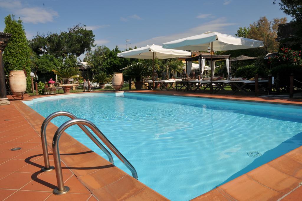 Hotel Atlantic Marina Di Carrara Exteriör bild