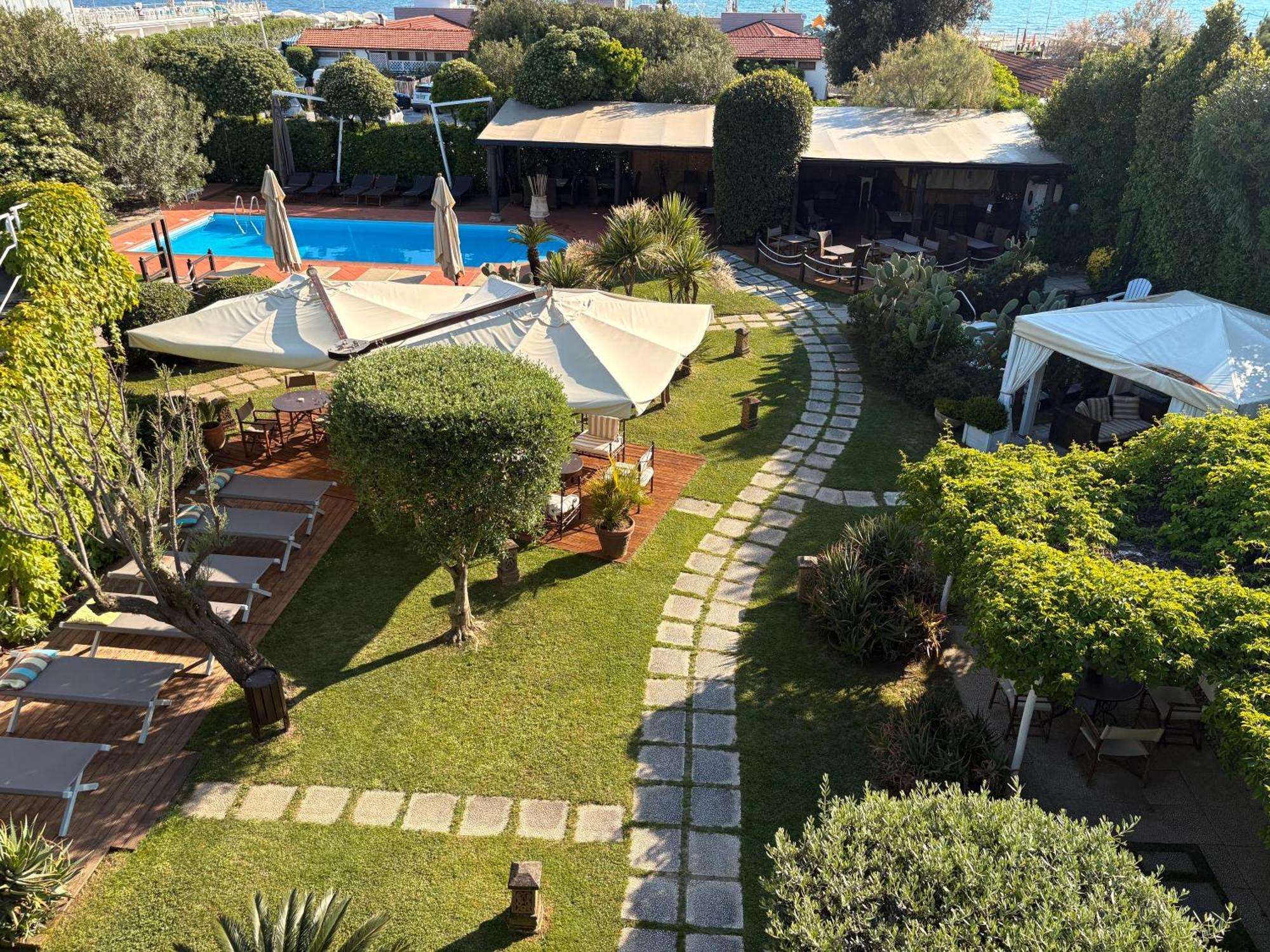 Hotel Atlantic Marina Di Carrara Exteriör bild