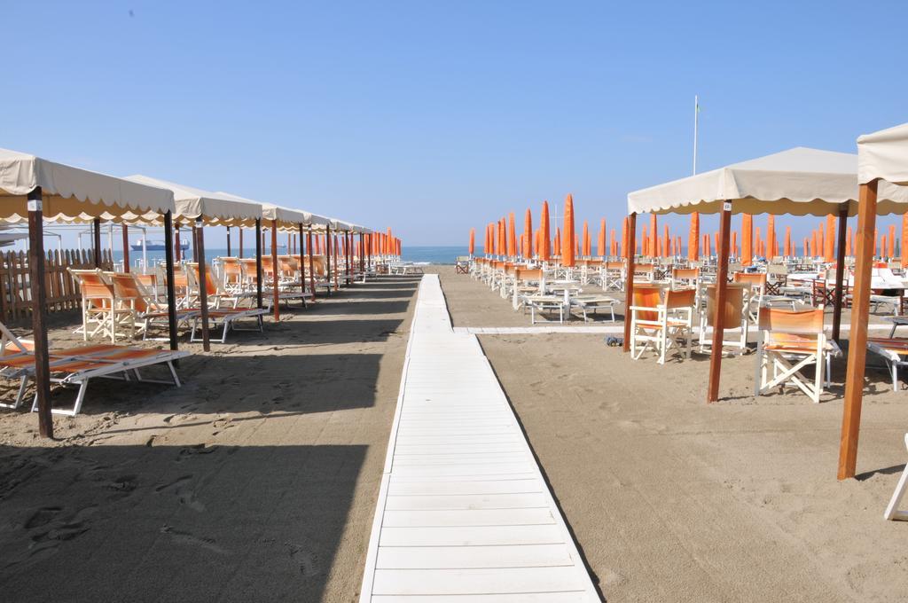 Hotel Atlantic Marina Di Carrara Exteriör bild