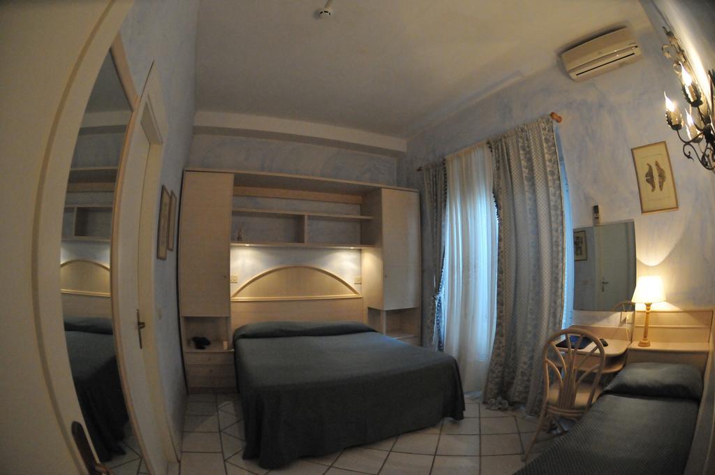 Hotel Atlantic Marina Di Carrara Rum bild