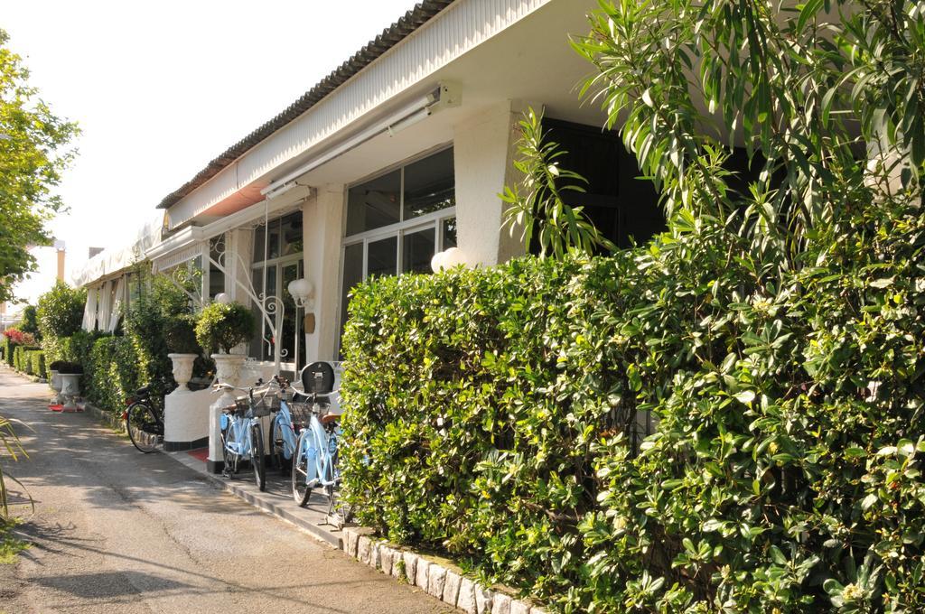 Hotel Atlantic Marina Di Carrara Exteriör bild